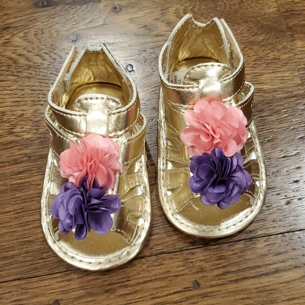 Girls gold Target sandals with flowers size 3-6M